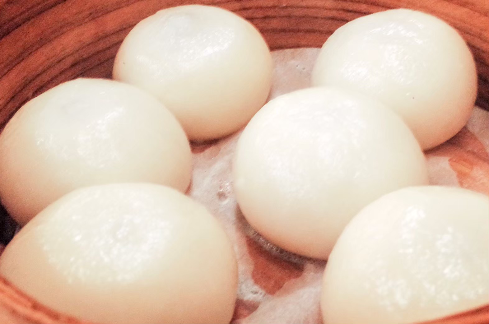 おモチですか?いいえ、蒸し餃子です。銀座で出会える白くてまん丸な餃子