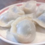 代々木の「でっかい餃子 曽さんの店」。ピューッと飛んでしまう肉汁に注意。