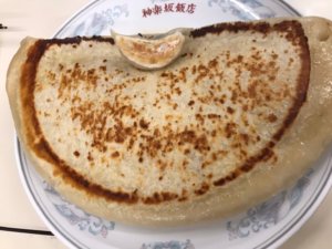 東京・神楽坂飯店のジャンボ餃子は一見の価値あり！