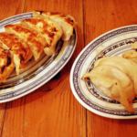 「揚州商人」のジュワッとこぼれる肉汁餃子をレンゲ使って堪能しよう