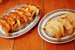 「揚州商人」のジュワッとこぼれる肉汁餃子をレンゲ使って堪能しよう